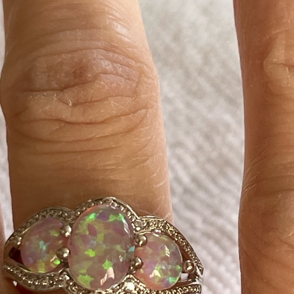 Elegant Silver and Pink Opal Ring - Picture 4 of 4